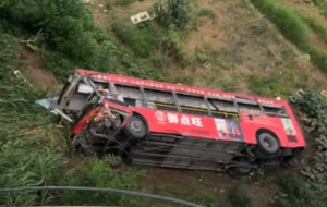 廣西一巴士與小車碰撞後墮橋 8人受傷
