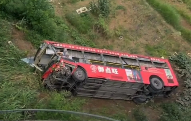 廣西梧州巴士與小車碰撞後墮橋 致3死5傷