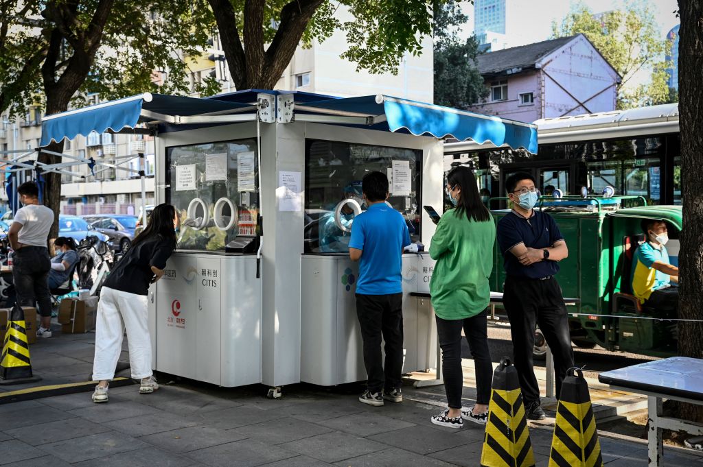 2022年9月15日，北京市民在街頭做核酸檢測。（JADE GAO/AFP via Getty Images）