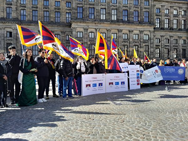 西藏團體於荷蘭同慶全球三退人數破四億。（大紀元）