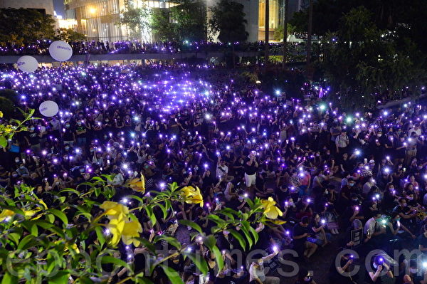 2019年8月28日晚上8時，香港人在中環遮打花園舉行Me Too集會，抗議警方濫暴和施行性暴力。（宋碧龍／大紀元）