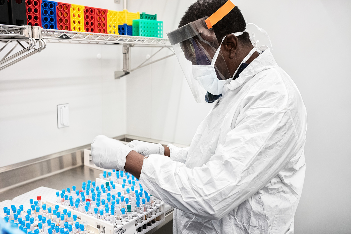 美國實驗室人員正在處理中共病毒樣本。（Misha Friedman/Getty Images）