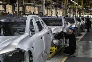 行駛中語音指令誤關大燈 領克Z20衝撞護攔