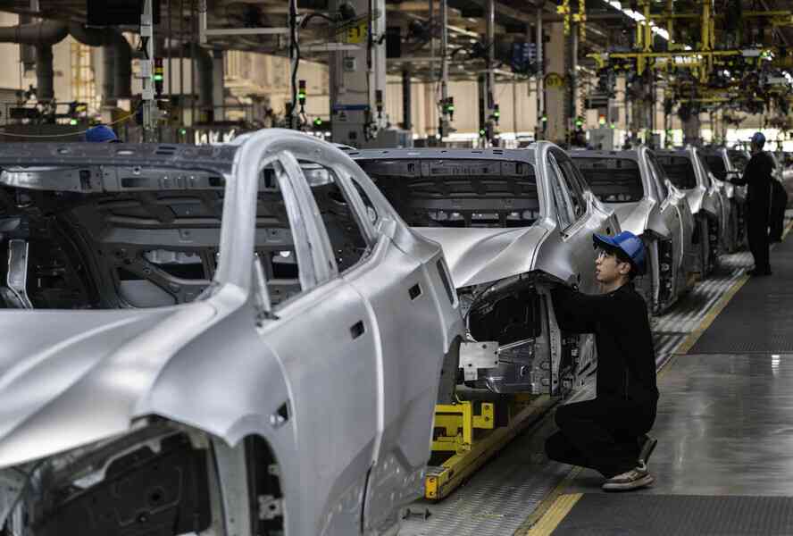 行駛中語音指令誤關大燈 領克Z20衝撞護攔