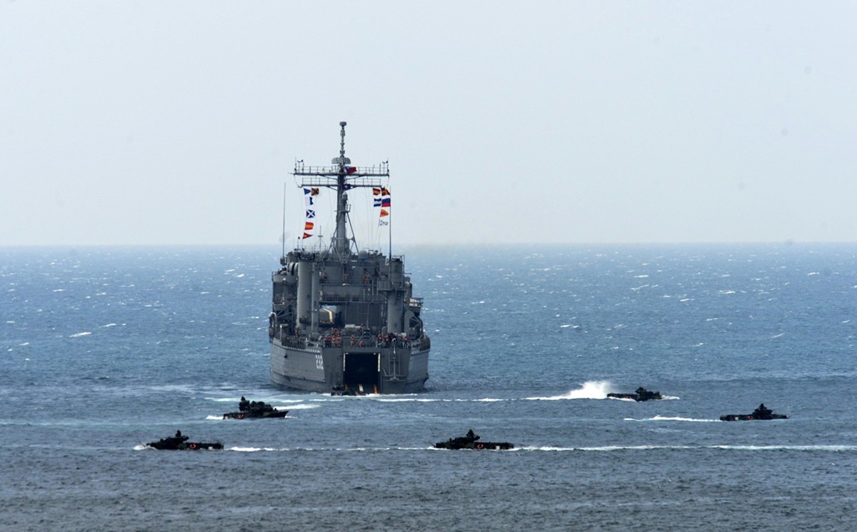 2017年5月25日，在台灣澎湖舉行的漢光演習中，一艘登陸艦與多輛兩棲登陸戰車。（SAM YEH/AFP/Getty Images）