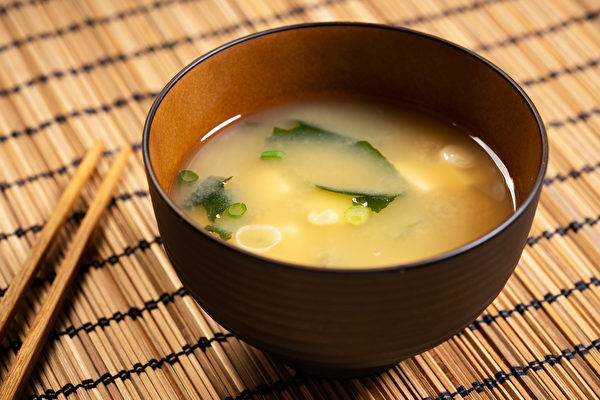 味噌是發酵食物，含有益生菌。（Shutterstock）
