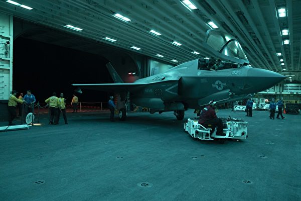 2022年6月30日，美軍的黎波里號兩棲攻擊艦（LHA 7）在東海執行任務，F-35B戰機正在從機庫中移動到甲板，準備夜間升空演練。（美國海軍）