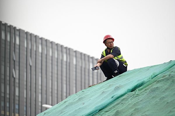 2022年4月21日，一名工人坐在北京的一個建築工地上。（Wang Zhao/AFP via Getty Images）