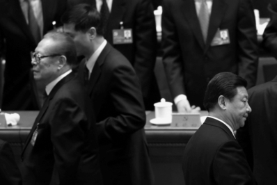 江曾勢力與習近平陣營的內鬥從未停止。圖為2012年11月14日，中國「十八大」閉幕會後習近平（右）和江澤民（左）。（Feng Li/Getty Images）