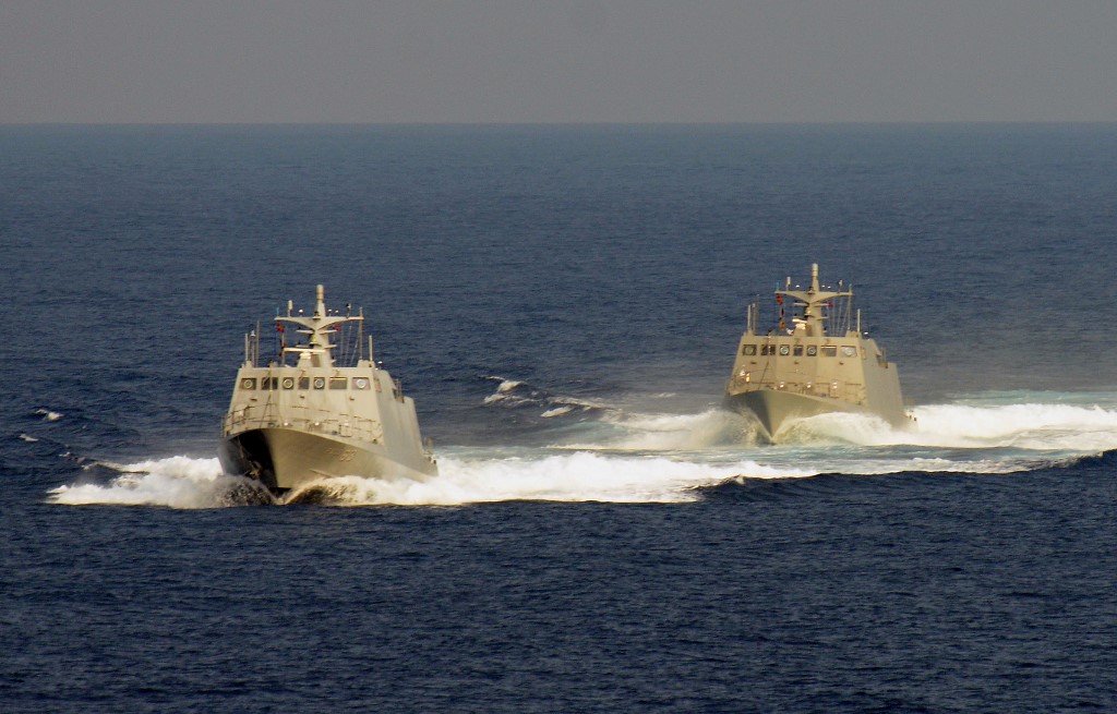 圖為2013年5月15日，兩艘台灣導彈艇在軍事演習期間巡視台灣海峽。（SAM YEH/AFP）