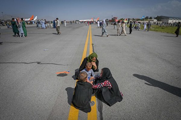 8月16日，大批阿富汗人湧入喀布爾機場，希望逃離該國。（Wakil Kohsar / AFP）