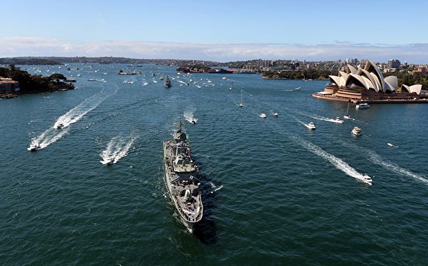 2013年10月4日，澳洲海軍帕拉馬塔（Paramatta）號軍艦駛過悉尼歌劇院。（Saeed Khan/AFP/Getty Images）