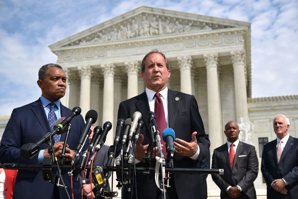 德州總檢察長肯・帕克斯頓（Ken Paxton，圖中說話者）9日宣佈，全美50位州總檢察長加入、針對谷歌涉違《反托拉斯法》調查。（Mandel Ngan/AFP/Getty Images）