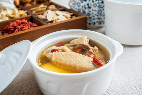 冬至進補最常見的藥膳雞湯。（shutterstock）