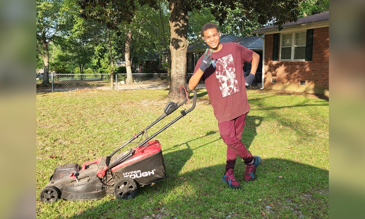 前不久，美國南卡羅來納州一名14歲少年創辦了一家草坪護理公司，希望攢下足夠的錢儘快實現被繼父收養的願望。（Tyce Rey Diaz Pender提供）
