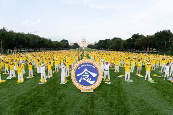 2025年7月17日晚,約1,500名法輪功學員在美國首都華盛頓DC的國家大草坪,舉行燭光夜悼,悼念在1999年7月20日迫害發生以來被中共迫害離世的法輪功學員,要求中共立即停止迫害法輪功。(戴兵/大紀元)