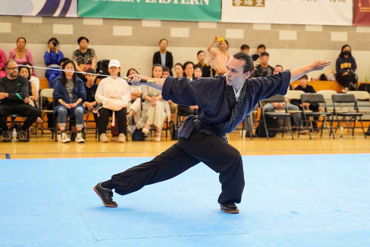 2024年9月1日,第八屆新唐人全世界中華傳統武術大賽在美國新澤西州沃爾德威克(Waldwick)舉行複賽。圖為德國選手歐陽德客(Eike Opfermann)在男子器械組比賽中表演奇門劍。(張靜怡/大紀元)