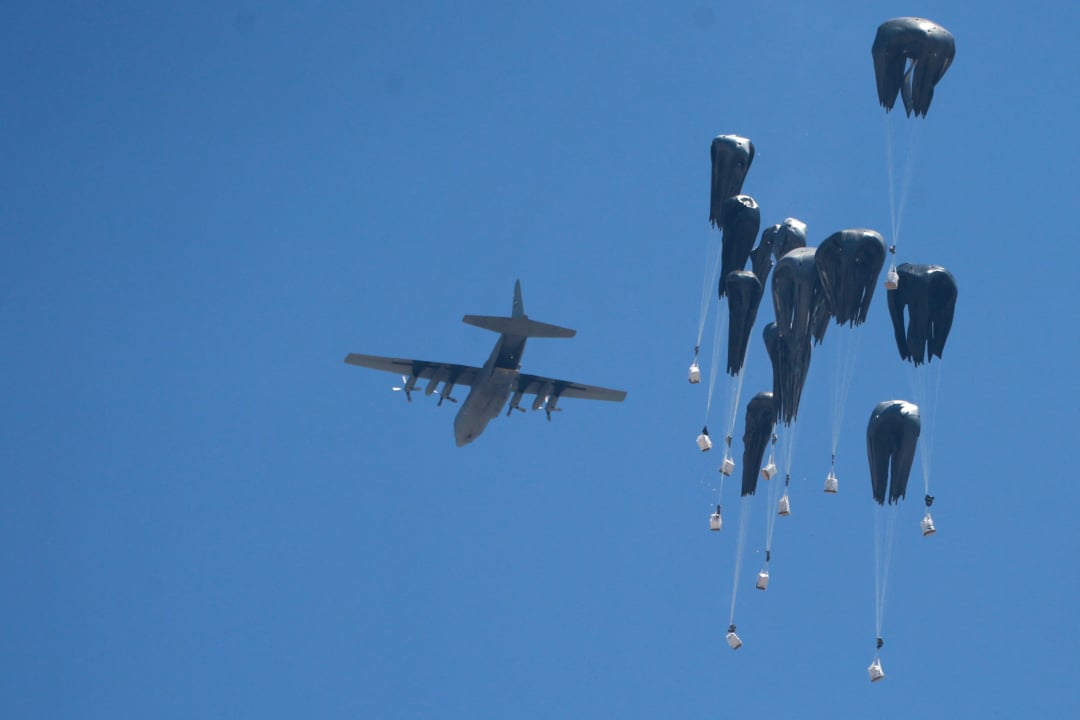 2025年7月27日,一架軍用運輸機在加沙北部空投人道援助物資。當天,約旦與阿聯酋的軍機向加沙空投糧食,以色列則啟動有限度的「戰術性停火」行動,允許聯合國與援助機構運送物資,緩解加沙糧食危機。 (BASHAR TALEB/AFP via Getty Images)