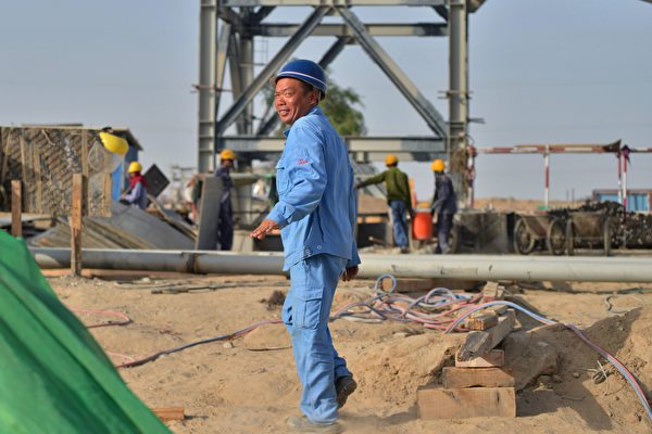 一名中國工人在巴基斯坦的一處燃煤電廠施工地點。（RIZWAN TABASSUM/AFP/Getty Images）