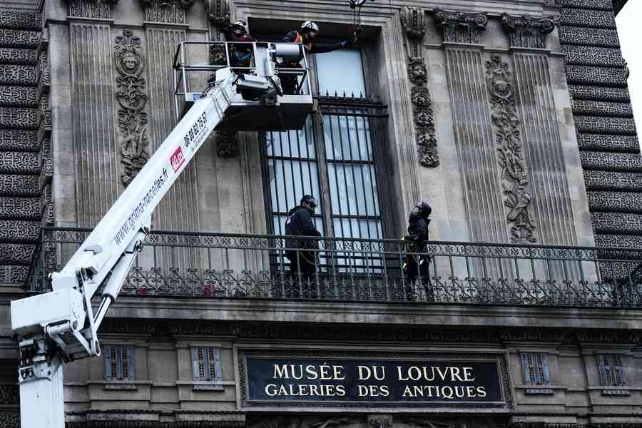 十月珠寶盜竊案後 羅浮宮安裝防盜欄加強安保