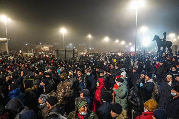 2022年 1月5日，哈薩克阿拉木圖（Almaty），能源價格上漲引發民眾不滿，民眾聚集到街上抗議。這次抗議已經發展成反威權政府和前總統的抗議。（Abduaziz Madyarov/AFP via Getty Images）