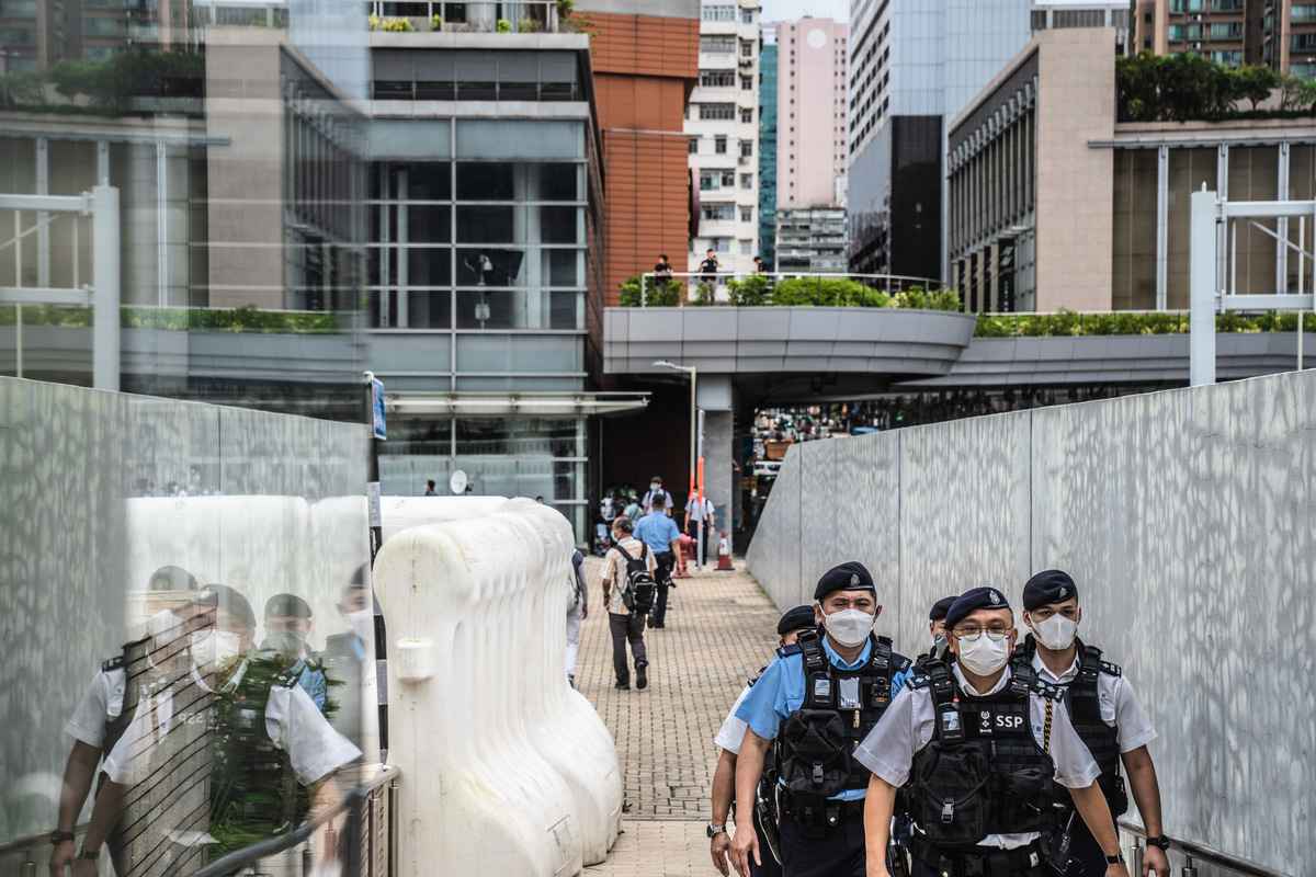 2022年6月30日星期四，在習近平主席抵達中國香港之前，警察在西九龍站外巡邏。（Lam Yik/Bloomberg via Getty Images ）