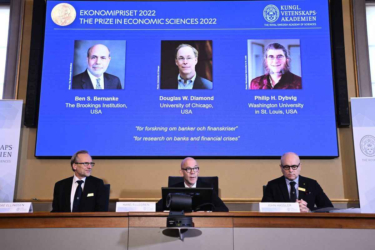 2022年10月10日，諾貝爾經濟學獎被授予美國三人組（從左到右）——本·伯南克（Ben Bernanke）、道格拉斯·戴蒙德（Douglas Diamond）和菲利普·戴維格（Philip Dybvig），以表彰他們在研究銀行在經濟中作用方面做出的貢獻。（Anders Wiklund/TT NEWS AGENCY/AFP via Getty Images）