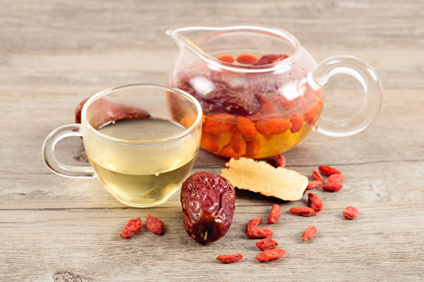 枸杞有明目的作用，紅棗可補中益氣、養血，適合氣陽兩虛的患者。（Shutterstock）