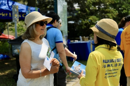 2025年6月7日下午,加拿大首都的斯蒂茨維爾(Stittsville)多元文化節在Village Square公園舉行,這個年度活動由市議員高沃(Glen Gower)主辦,今年參加的人數超過千人。圖為法輪功學員向社區人士介紹法輪功。(任僑生/大紀元)