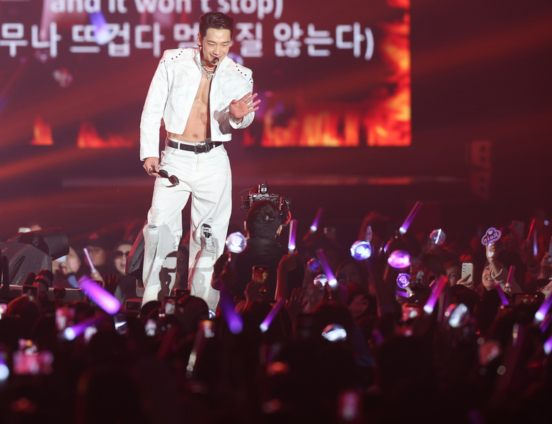 Rain開唱點名粉絲「怎不跳」得知真相發文致歉