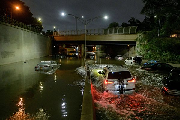 2021年9月2日清晨，大雨過後，洪水包圍了紐約布魯克林一條高速公路上的車輛。風暴艾達（Storm Ida）的殘餘力量給該地區帶來暴洪和破紀錄降雨。（ED JONES/AFP via Getty Images）