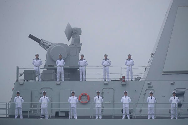 2019年4月23日，中共海軍055型導彈驅逐艦南昌艦接受海上閱兵式檢閱。 （Mark Schiefelbein/AFP via Getty Images）