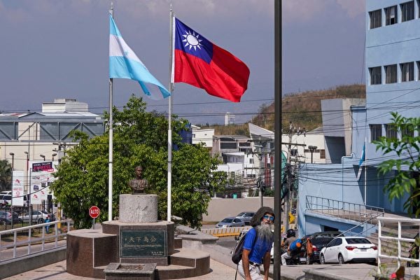  2023年3月25日，洪都拉斯宣布與台灣斷交，轉向北京。圖為2023年3月15日洪都拉斯首府的中華民國廣場，兩國旗幟飄揚。（Stringer/AFP via Getty Images）