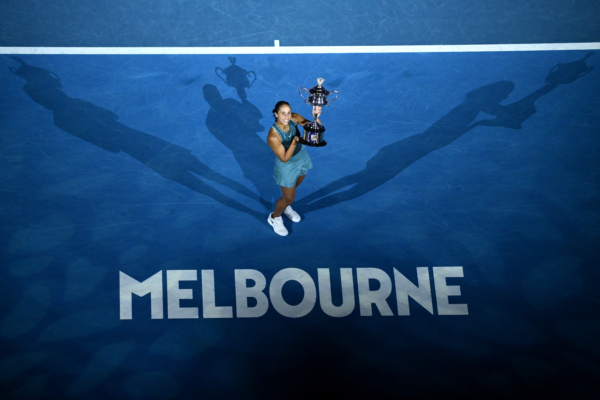 2025年1月25日,在澳洲公開賽女單決賽上,29歲美國老將姬絲(Madison Keys)以6:3/2:6/7:5戰勝了衛冕冠軍、白羅斯名將莎巴蘭卡(Aryna Sabalenka)奪得個人職業生涯首個大滿貫冠軍。(Hannah Peters/Getty Images)