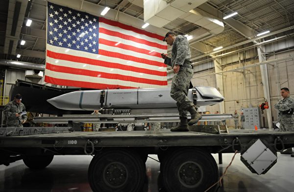 2015年1月23日，在密蘇里州懷特曼空軍基地，美軍士兵正準備將AGM-158聯合空對地防區外導彈裝載到B-2隱形轟炸機上。（美國空軍）