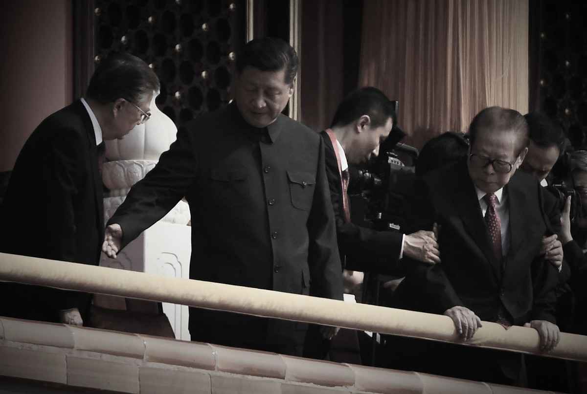 2019年10月1日，習近平（中）、胡錦濤（左）和江澤民（右）在北京天安門廣場閱兵式上就座。（Greg Baker / AFP）