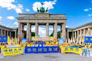 【圖輯】48國法輪功學員恭賀李洪志大師華誕