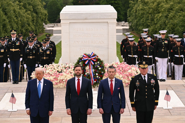 2025年5月26日,特朗普總統在副總統萬斯、國防部長海格塞斯(Pete Hegseth)和華盛頓軍區司令特雷弗‧布雷登坎普(Trevor Bredenkam)少將的陪同下,走向無名烈士墓並敬獻花圈。 (Saul Loeb/AFP via Getty Images)