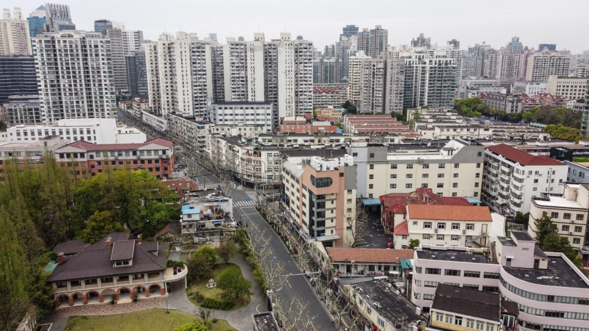上海靜安區疫情封鎖的第二階段期間，一個居民住宅區的鳥瞰圖。攝於2022年4月5日。（Hector Retamal/AFP via Getty Images）