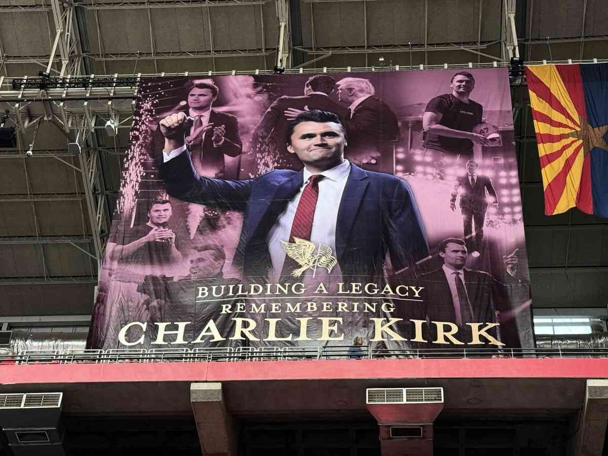 2025年9月21日,美國知名活動家、保守派組織「Turning Point USA」創辦人柯克(Charlie Kirk)的追思會在亞利桑那州格蘭岱爾市的州農體育館(State Farm Stadium)舉行。(姜琳達/大紀元)