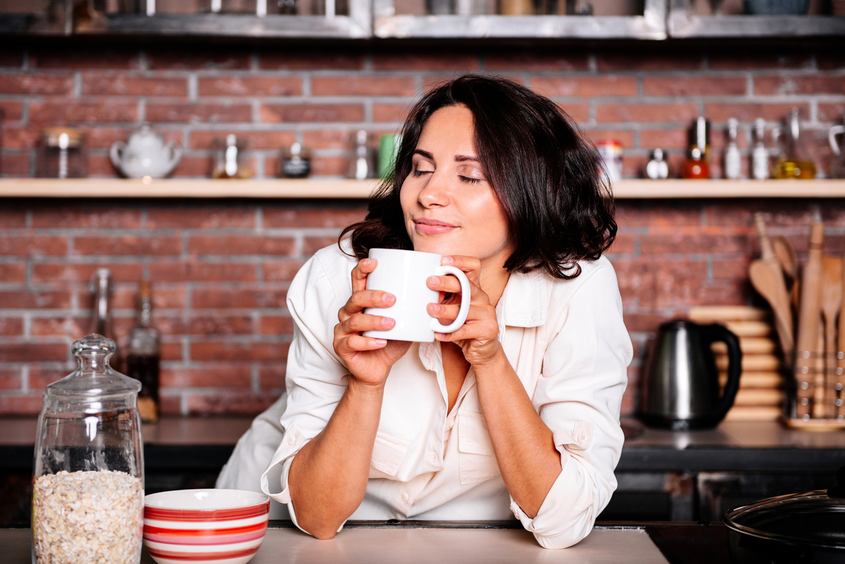 沖泡咖啡是早晨起床必不可少的儀式，使用不同的沖泡方式、咖啡機、咖啡壺，會產生不同的咖啡風味和咖啡因含量。（Shutterstock）