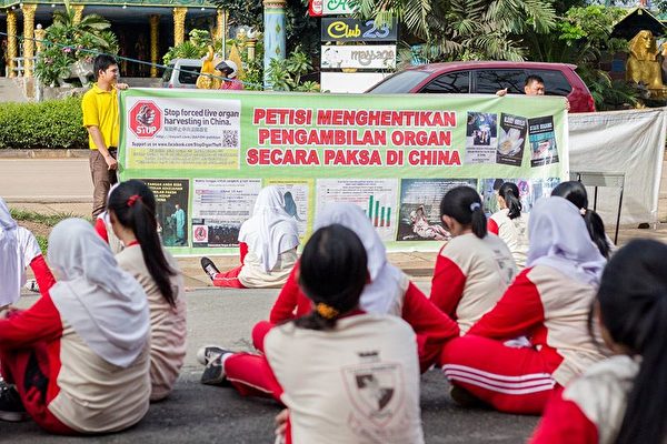 2016年11月11日,巴丹島法輪功學員第二次到國家王冠(Kolese Tiara Bangsa)高職教學生煉法輪功功法。教功後,法輪功學員向國家王冠(Tiara Bangsa)高職學生講述中共活摘法輪功學員器官的罪行。(明慧網)