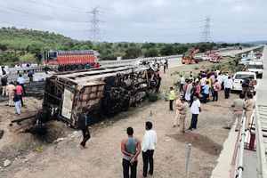  印度巴士高速路上爆胎起火 至少25死8傷