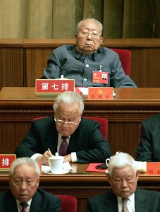 圖片上方即是前中共中央主席華國鋒（GOH CHAI HIN/AFP/Getty Images）