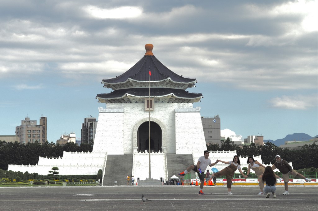 2022年8月6日，遊客在台北中正紀念堂前自拍。（Sam Yeh/AFP）