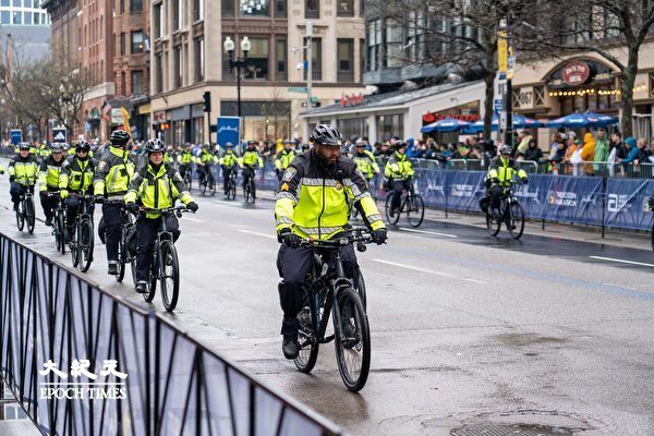 波馬賽事期間，警察們騎著單車在賽道上巡邏。（劉景燁／大紀元）