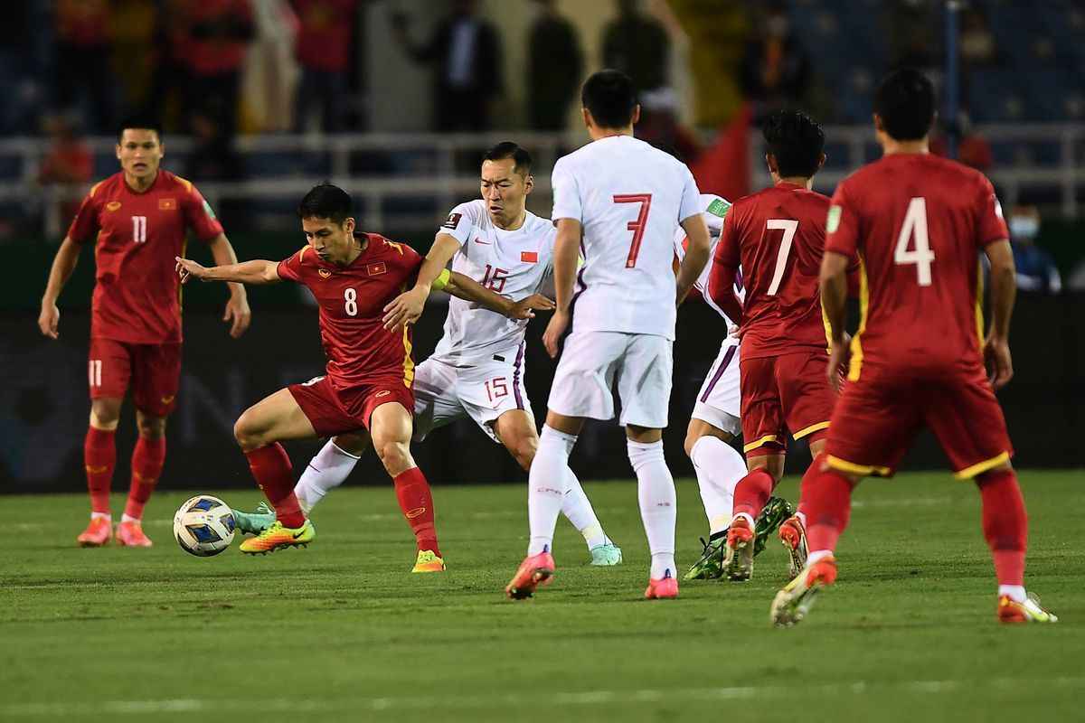2022年2月1日，中國隊（白）參加2022世界盃預選賽，赴河內對陣越南隊（紅），結果以1:3敗北，提前出局。（Nhac Nguyen/AFP via Getty Images）