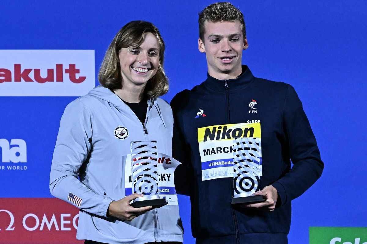 在本屆世界游泳錦標賽，法國新星馬爾尚和美國名將萊德基（左）分獲本屆世界游泳錦標賽游泳項目的最佳男、女運動員殊榮。（Attila Kisbenedek/AFP via Getty Images）