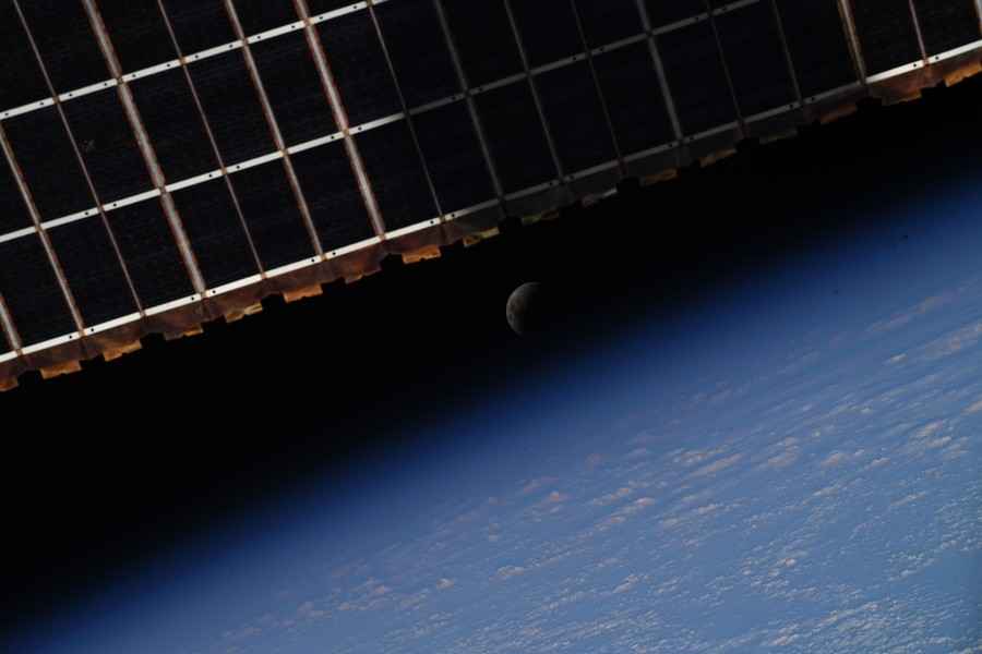 太空站內觀血月 太空人展示月全蝕照片