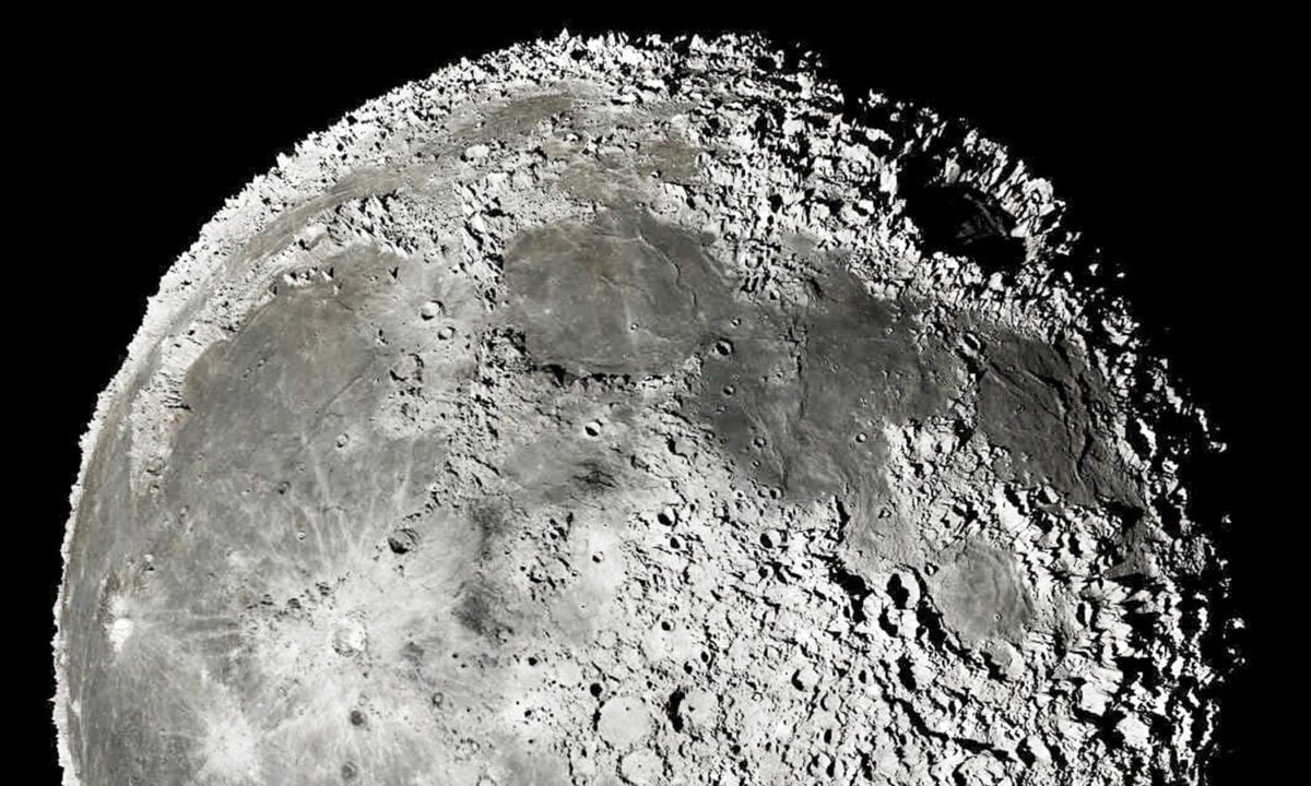 美國天文攝影師安德魯‧麥卡錫將20萬張月球照片拼貼在一起，製作出一張精細展示月球地形的驚人照片。（安德魯‧麥卡錫提供）